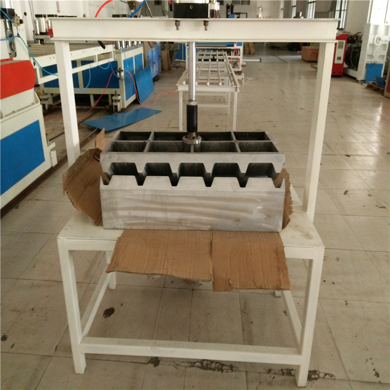 Ligne de production de toiture ondulée en PVC à 3 couches