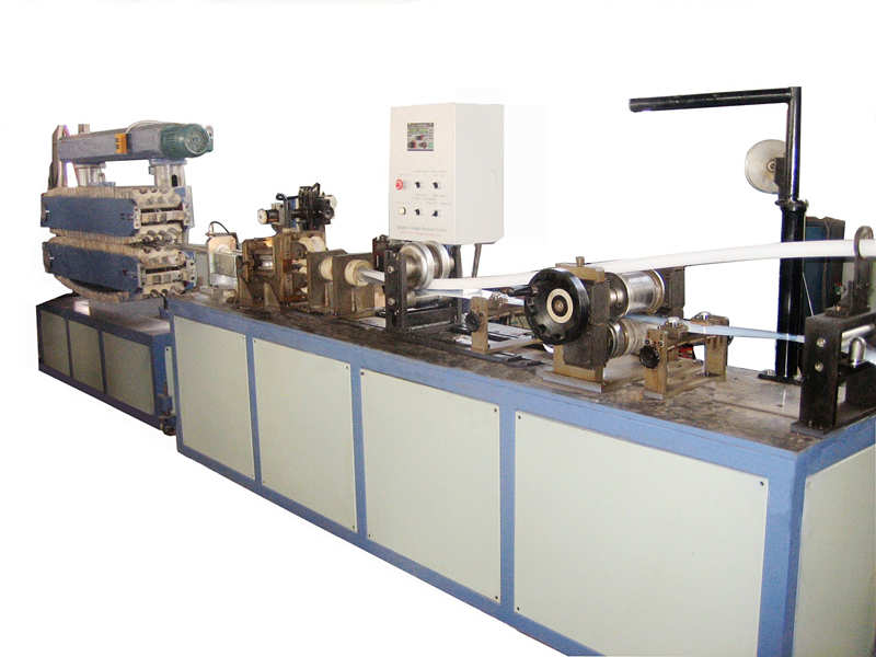 Machine à tuyaux en plastique et aluminium