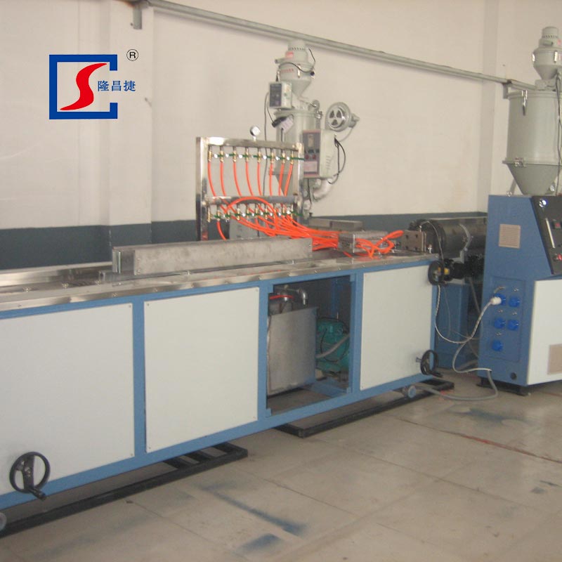 Ligne de plinthes de coextrusion composite PVC