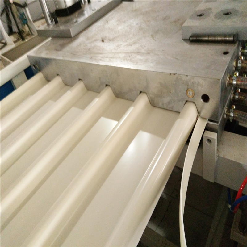 Ligne de production de feuilles de toiture en plastique PVC vitré/ondulé/vague/plaque/panneau