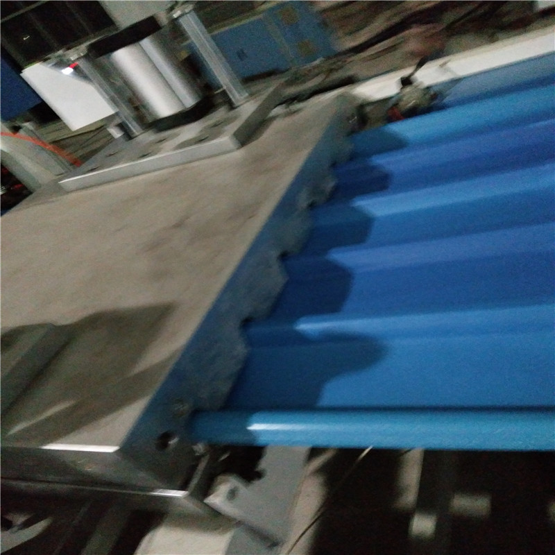 Ligne de fabrication de feuilles de panneaux sandwich en PVC tuile tuile 