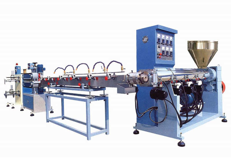 Machine d'extrudage de tuyaux souple renforcés en fil d'acier en PVC
